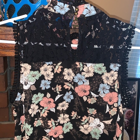 NWOT Self Esteem Black Floral & Lace Detail Sleeveless Halter Style Keyhole Top - Picture 9 of 11